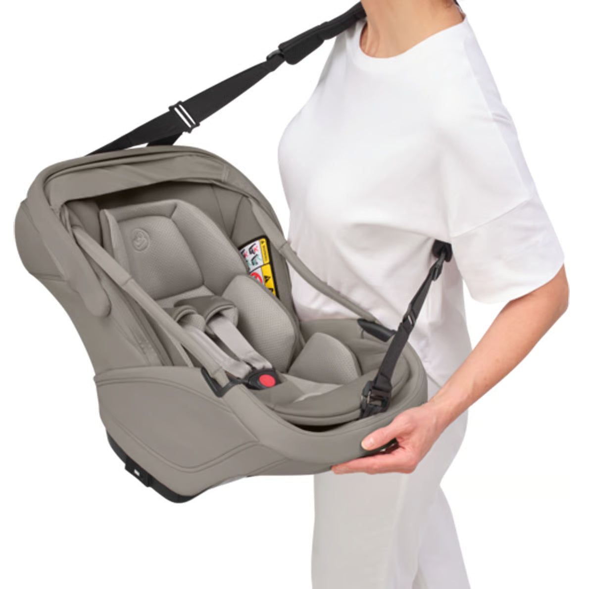 Eine Frau trägt die leichte Coral Slide Pro Babyschale mit dem Schultergurt