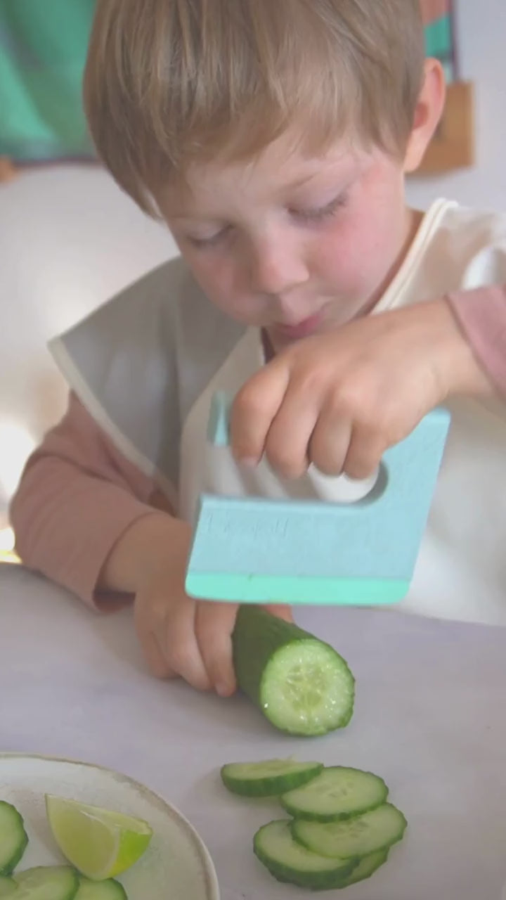 Video laden: Klyv - The First Knife / Kindermesser